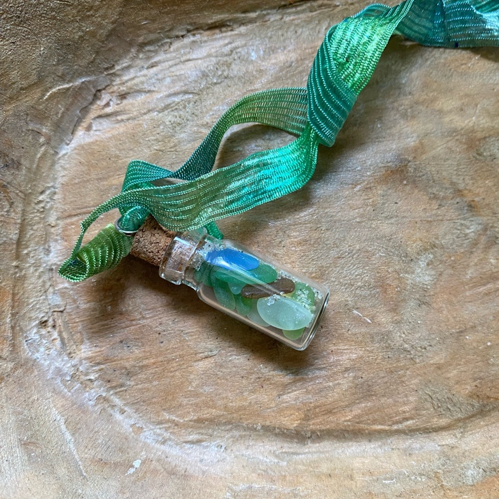 NWOT Artisan Handcrafted Green and Blue Sea Glass Pendant Jewelry - Picture 5 of 10